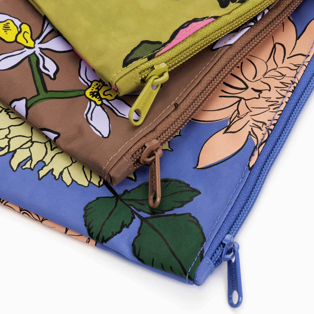 Baggu recycled ripstop nylon flat zipper pouches, set of 3 in assorted sizes with prints from the Garden Flowers collection, detail of corner and zip pull.
