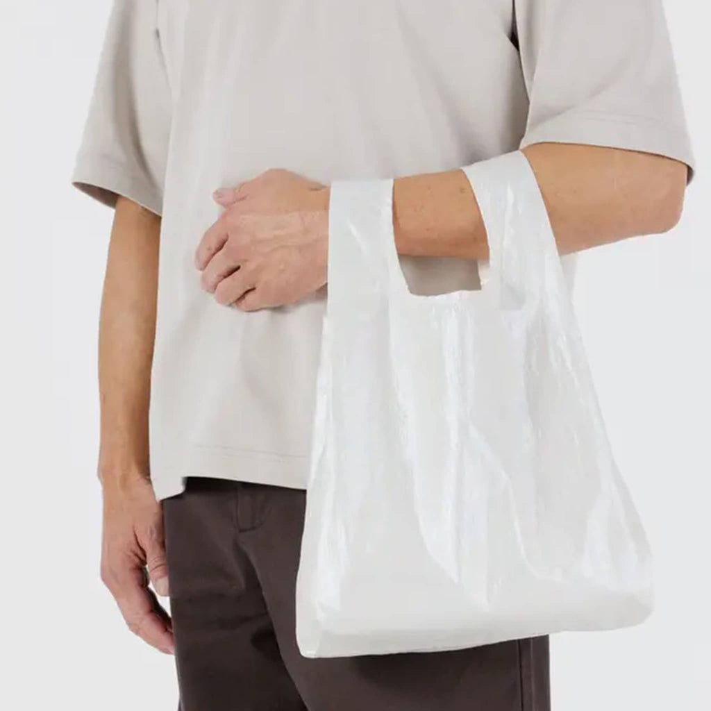 Baby Baggu Pearl Metallic ripstop nylon reusable bag, on models arm.
