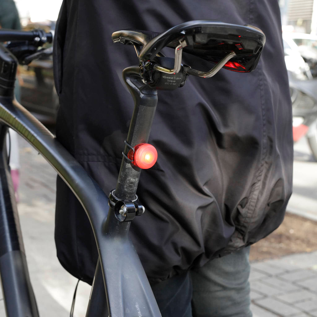 Kikkerland Fiets Bike Lights, red light on back of bicycle.